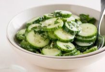 მოამზადეთ კიტრის მარტივი სალათი პიტნით