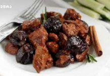 ღორის ხორცისა და წითელი კომბოსტოს კომბინაცია, რომელიც ხანგრძლივად მზადდება