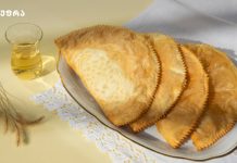 ჩებურეკი მოამზადეთ განსაკუთრებული რეცეპტით კეფირის ცომით მომზადებული ოქროსფერი ჩებურეკები თეფშზე გაშლილი