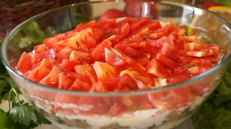 слоеный салат с курицей и грибами