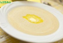 მანის ფაფა – როგორ მოვუმზადოთ ბავშვებს ყველაზე გემრიელად Creamy soup served in a white bowl with a small pat of butter in the center.