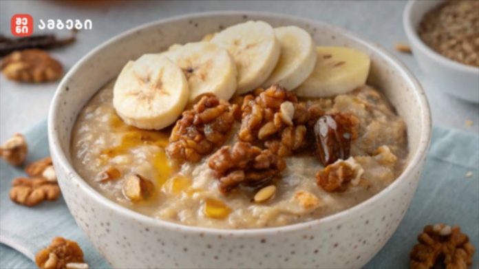 sheniambeni-shvriis-fafa-1024x575 Bowl of oatmeal topped with banana slices and walnuts, with a drizzle of honey.