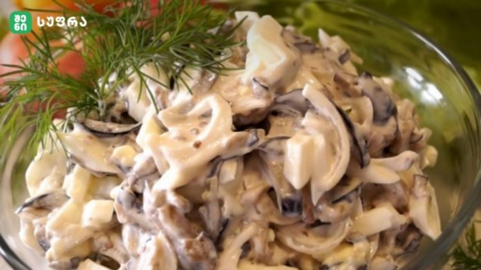 sokos salati Creamy mushroom pasta salad with dill garnish served in a glass bowl.