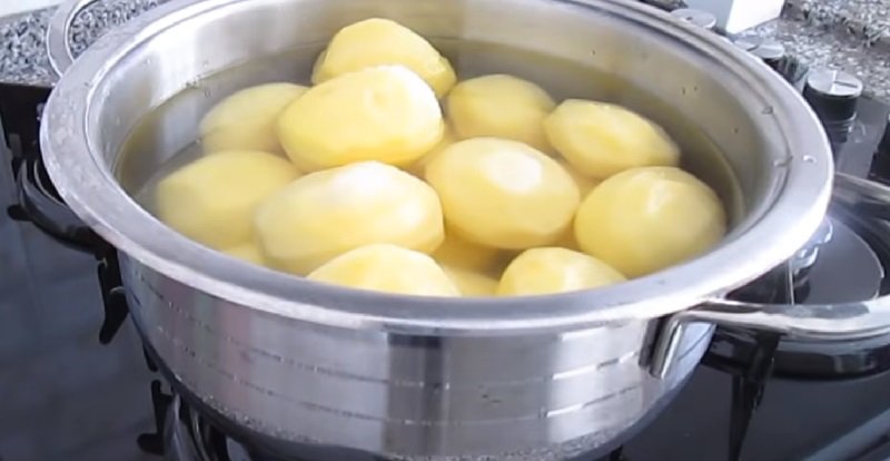 варит картофель