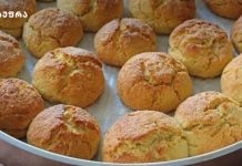 ტაფაზე გამომცხვარი ორცხობილა Tray of small, golden-brown sugar-dusted biscuits cooling on a metal baking tray