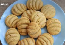 მადისაღმძვრელი ორცხობილები Blue plate piled with golden round cookies that have ridged scoring and a light dusting of sugar, ready to serve