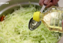 კომბოსტოს დიეტური სალათები Person pouring cooking oil into a bowl of shredded cabbage for salad.
