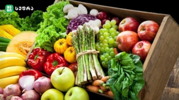 shenisupra-sezonuri-xili-1024x575 Crate of fresh produce with apples, bananas, grapes, peppers, lettuce, onions, carrots and asparagus.