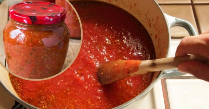 tomati Pot of simmering tomato sauce being stirred with a wooden spoon; inset shows a jar of sauce with a red lid on a wooden surface.