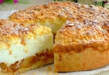 ვაშლის სუფლე Crumb-topped cheesecake with a creamy center and fruit filling, a slice removed on a plate.