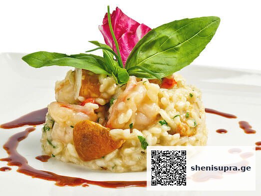 იტალიური პიცა მოცარელასა და პომიდვრით