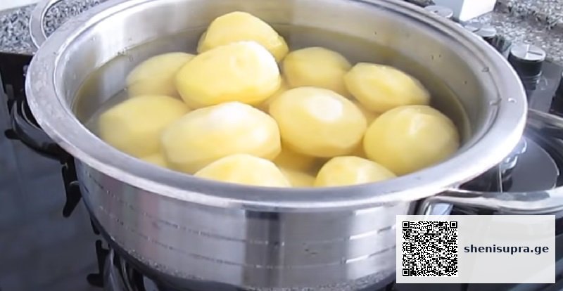 варит картофель
